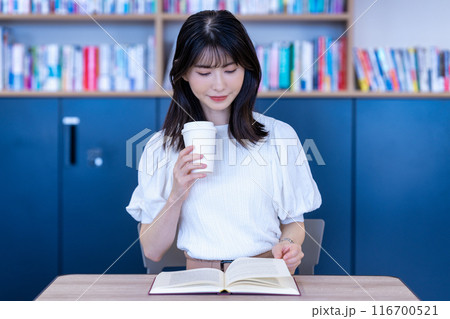 カフェで本を読むミドルの女性 カフェで本を読むミドルの女性 116700521