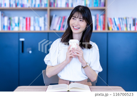 カフェで本を読むミドルの女性 カフェで本を読むミドルの女性 116700523