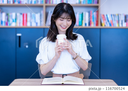 カフェで本を読むミドルの女性 116700524