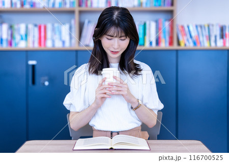 カフェで本を読むミドルの女性 116700525