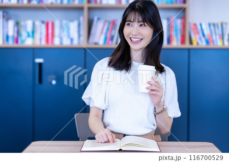 カフェで本を読むミドルの女性 116700529