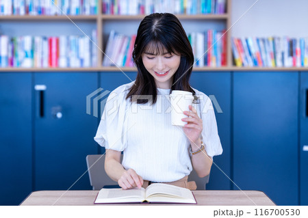 カフェで本を読むミドルの女性 カフェで本を読むミドルの女性 116700530