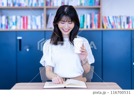 カフェで本を読むミドルの女性 116700531