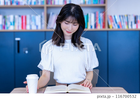 カフェで本を読むミドルの女性 カフェで本を読むミドルの女性 116700532