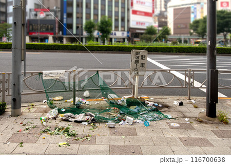 カラスに襲われたゴミ集積所 カラスに襲われたゴミ集積所 116700638