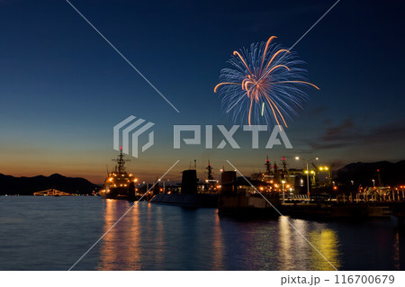 呉の夏祭り、海上花火大会の風景　青、橙色 116700679