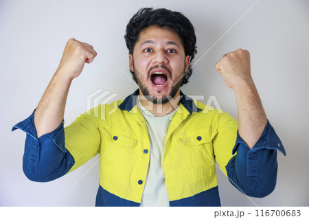 雄たけびを上げる作業着の男性 雄たけびを上げる作業着の男性 116700683