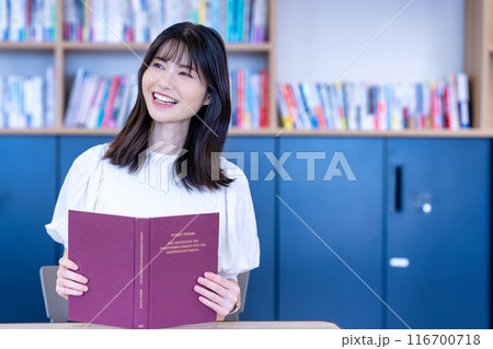本を読むミドルの女性 本を読むミドルの女性 116700718