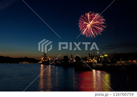 呉の夏祭り、海上花火大会の風景 赤、黄色 呉の夏祭り、海上花火大会の風景 赤、黄色 116700759