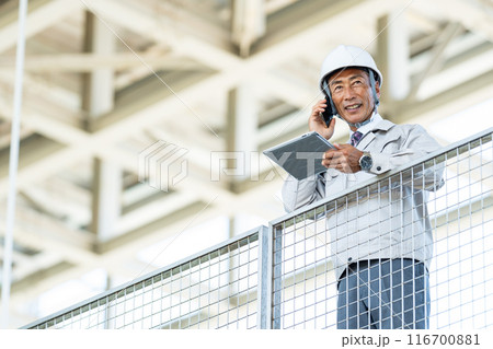 建設現場の男性作業員　スマホ 116700881