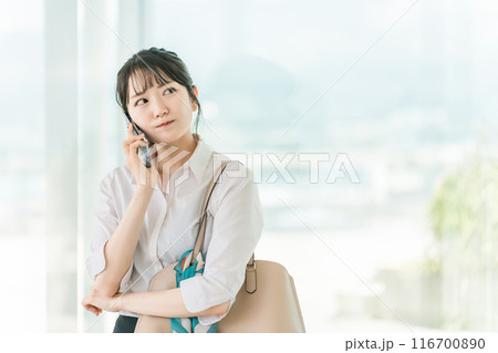スマホで通話しながらオフィスの廊下を歩く若いアジア人ビジネスウーマン(トラブル・イライラ・不満) スマホで通話しながらオフィスの廊下を歩く若いアジア人ビジネスウーマン(トラブル・イライラ・不満) 116700890