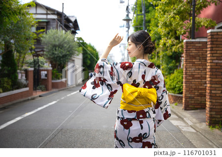 浴衣の若い女性 116701031