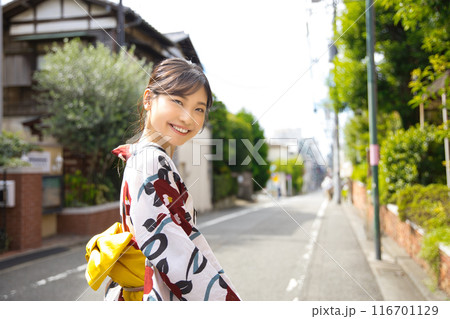 浴衣の若い女性 116701129