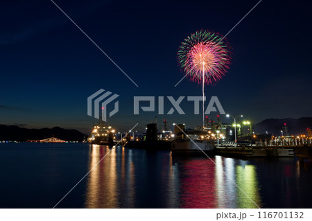 呉の夏祭り、海上花火大会の風景　薄緑、黄色、ピンク 116701132