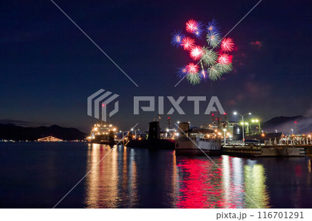 呉の夏祭り、海上花火大会の風景　青、緑、赤 116701291