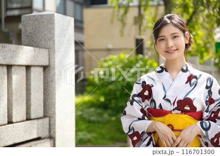 浴衣の若い女性 116701300