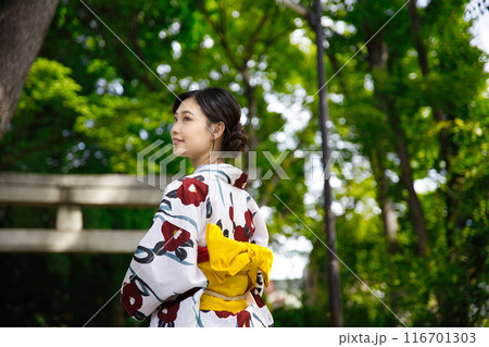 浴衣の若い女性 116701303