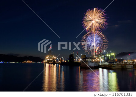 呉の夏祭り、海上花火大会の風景　黄色、青、連発 116701333