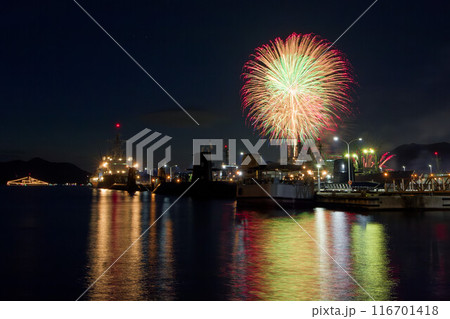 呉の夏祭り、海上花火大会の風景　カラフル 116701418