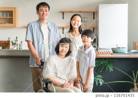 車椅子の家族を支える家族・リハビリ・退院した風景 車椅子の家族を支える家族・リハビリ・退院した風景 116701435