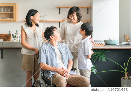 車椅子の家族を支える家族・リハビリ・退院した風景 車椅子の家族を支える家族・リハビリ・退院した風景 116701438