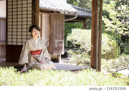 縁側で着物を着てくつろぐ女性 116701509