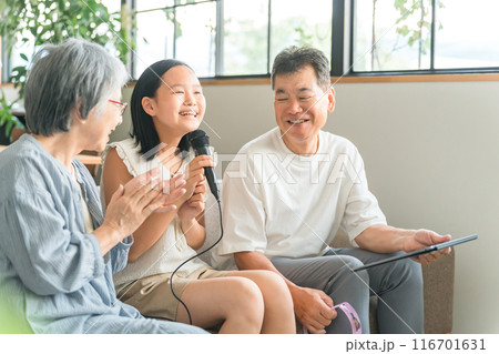 家でカラオケを楽しむ祖父母と孫・女の子（家庭用カラオケ・おうちカラオケ） 116701631