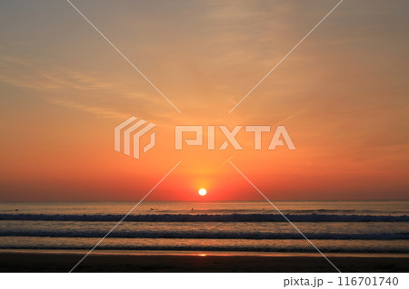 宮崎お倉ヶ浜の美しい日の出の風景 116701740