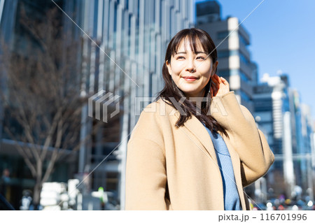 冬に都市を歩く若い女性 冬に都市を歩く若い女性 116701996