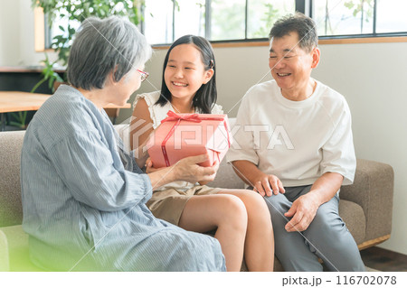 敬老の日・誕生日に祖母にプレゼントを渡す孫・女の子 敬老の日・誕生日に祖母にプレゼントを渡す孫・女の子 116702078