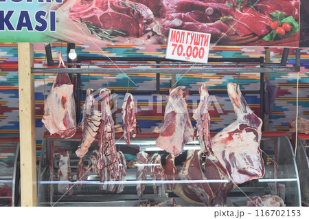ウズベキスタン バザール(市場)で売られている牛肉 116702153