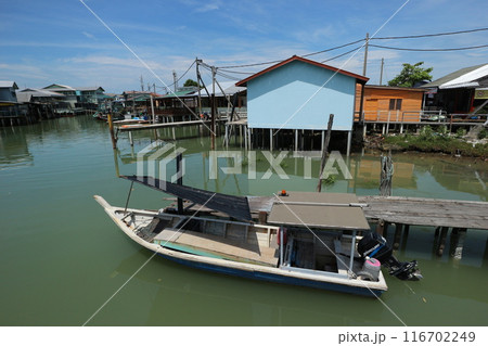 マレーシア　ケタム島の集落とボート 116702249