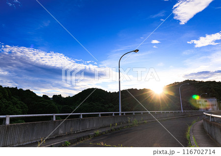 2024年夏布目ダムの夕景 ダム堰堤の向こう側の山並みで最後の光を放つ夕日と積雲のようなうろこ雲② 2024年夏布目ダムの夕景 ダム堰堤の向こう側の山並みで最後の光を放つ夕日と積雲のようなうろこ雲② 116702714