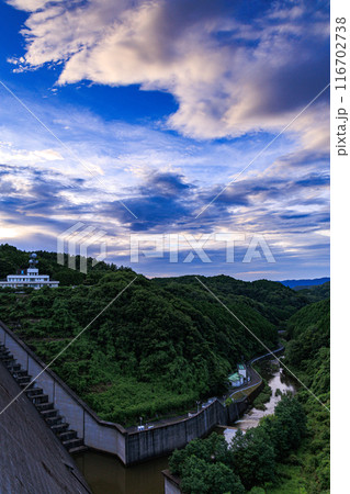 2024年夏布目ダムの夕景　布目川下流域で黄金色に染まっていく雄大な雲① 116702738