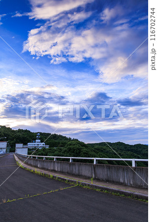 2024年夏布目ダムの夕景　堰堤上空で藍色から黄金色へのグラデーションを見せる夕空② 116702744