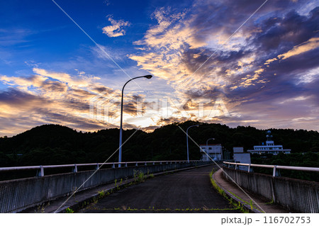 2024年夏布目ダムの夕景　堰堤上空で黄金色に染まっていく浮浪雲③ 116702753