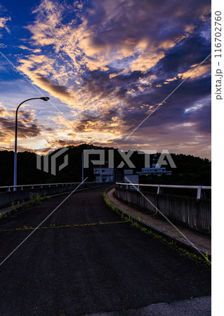 2024年夏布目ダムの夕景　堰堤上空で黄金色に染まっていく浮浪雲➅ 116702760