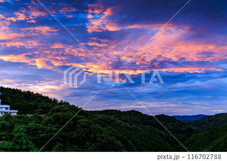 2024年夏布目ダムの夕景　布目川下流域北西の空に現れた茜雲の群れ 116702788