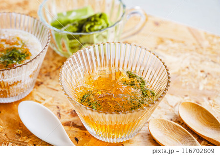 抹茶パウダーがけほうじ茶ゼリー 抹茶パウダーがけほうじ茶ゼリー 116702809