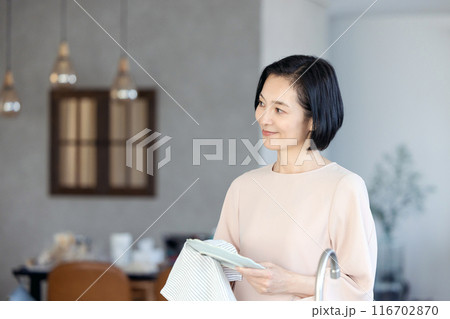 お皿拭きをするミドル女性 116702870
