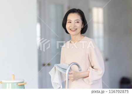 お皿拭きをするミドル女性 116702875