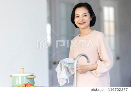 お皿拭きをするミドル女性 116702877