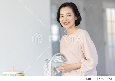 お皿拭きをするミドル女性 116702878