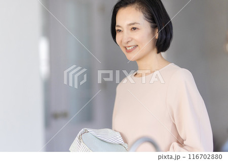 お皿拭きをするミドル女性 116702880