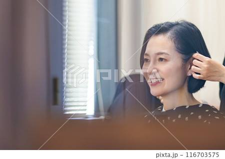 美容院で髪をセットする女性 116703575