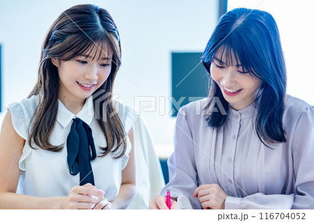 オフィスでミーティングをする二人の女性 116704052