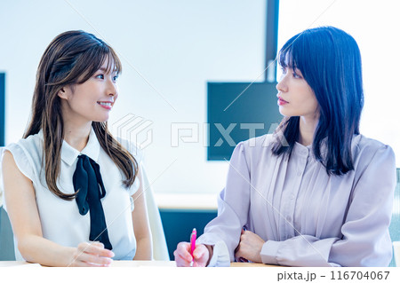 オフィスでミーティングをする二人の女性 116704067