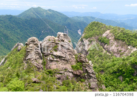 宮崎県の大崩山、上ワク塚から望む中ワク塚と小積ダキ、遠方の桑原山 116704398