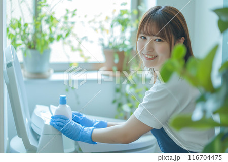 トイレ掃除のイメージ_掃除する女性 116704475