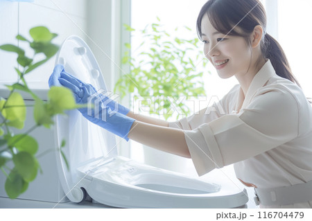 トイレ掃除のイメージ_掃除する女性 116704479